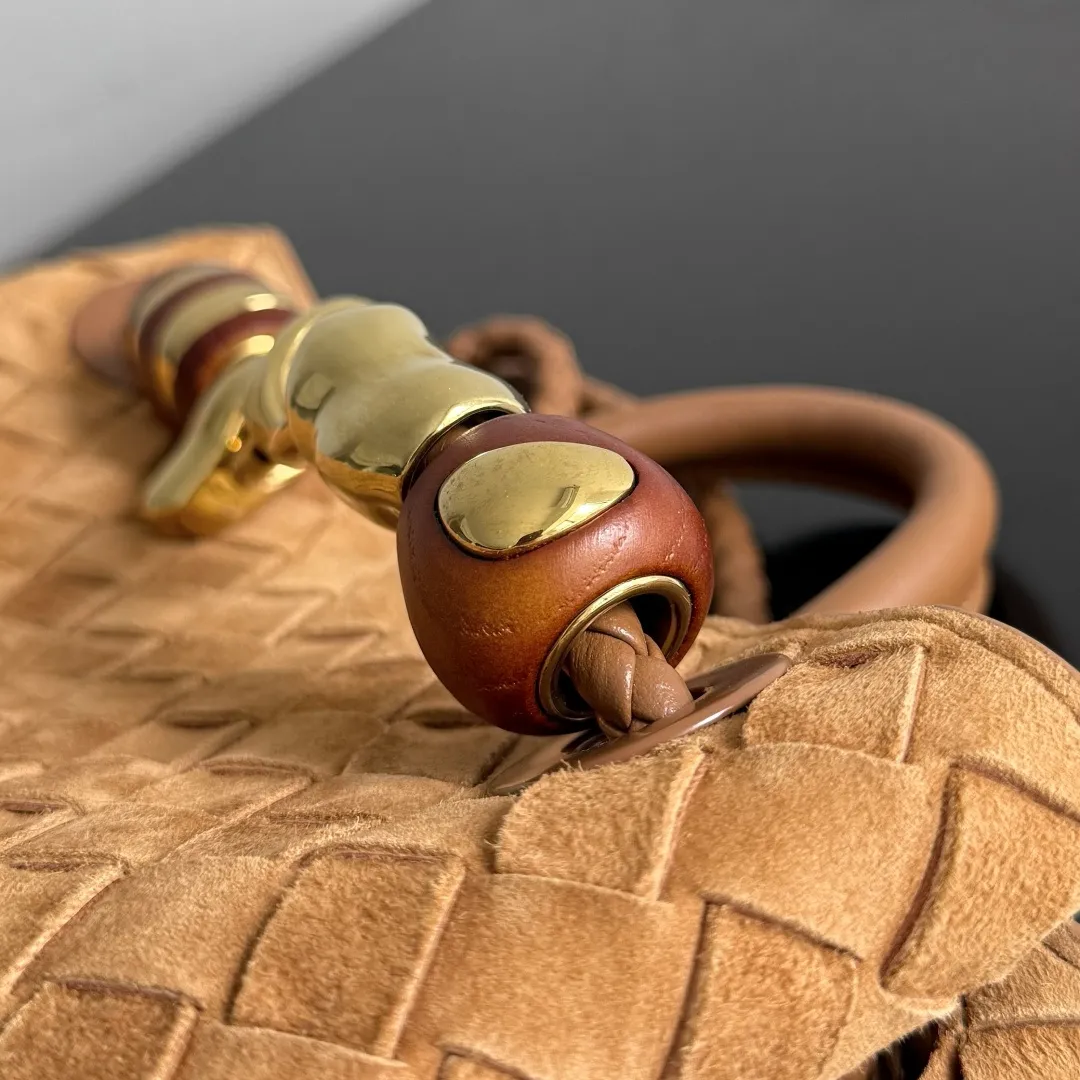 The new Andiamo batch of 3060 BV is shipped‼ ️The classic intercciato weaving process is used to create a soft bag, the metal knot is made of micro-cast aluminum using jewelry technology🪢, and the decorative beads are made of metal and hand-polished oak, allowing you to jump repeatedly between elegance and fun💃, making it unpredictable. Classic and versatile, it shows off your temperament, and the bag has a large capacity, making it very convenient for daily commuting! It has a variety of carrying methods, the shoulder straps can be adjusted by yourself, the original lambskin feels soft and delicate, and the unisex style breaks gender boundaries and brings a more practical and long-lasting use experience. The Andiamo, which has both elegant and casual styles, perfectly interprets the "fashionable old money style". Style No.: 743568+Wood Hardware Color: Suede Amber Brown·New Size: 25*22*10.5cm